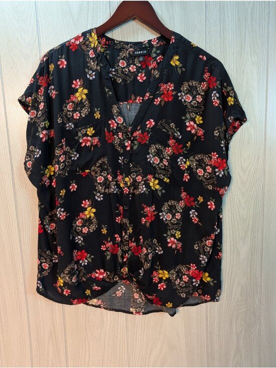 torrid Tops - Torrid Black Floral Womens Button Up Tie Short Sleeve Shirt Size 1 1X